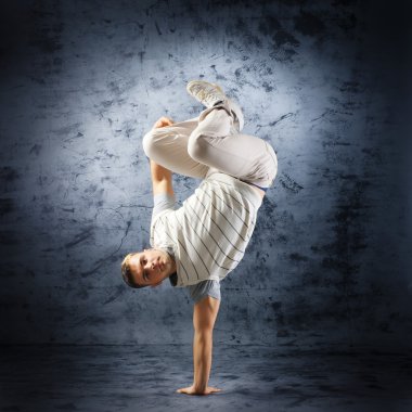 modern giysiler yerine genç ve zinde bir dansçı