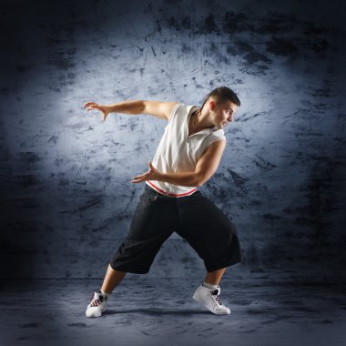 modern giysiler yerine genç ve zinde bir dansçı