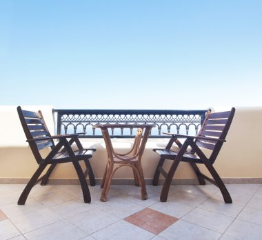 Balkonda iki sandalye: Santorini resort