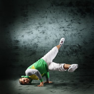modern giysiler yerine genç ve zinde bir dansçı