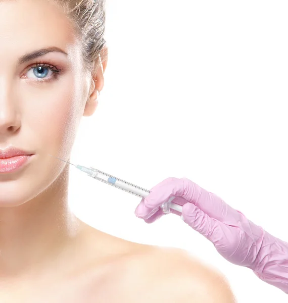 güzel kadın bir enjeksiyon yüzüne alır.