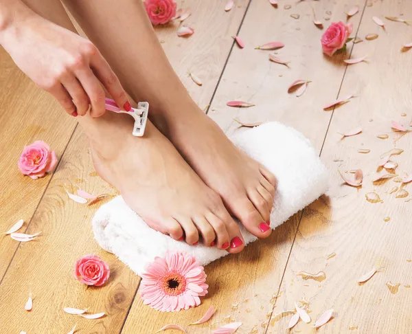 Жінка голиться ногами — стокове фото