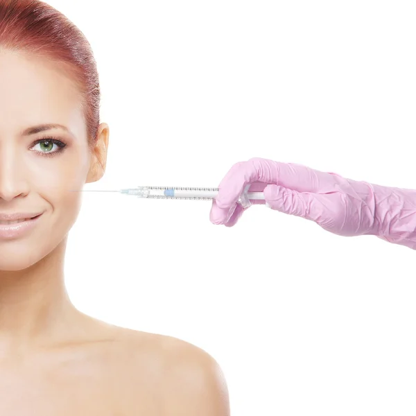 Mooie vrouw krijgt een injectie in haar gezicht — Stockfoto