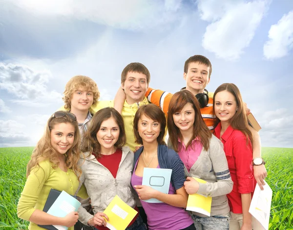 Gruppo di adolescenti sorridenti che stanno insieme e guardano il camer — Foto Stock