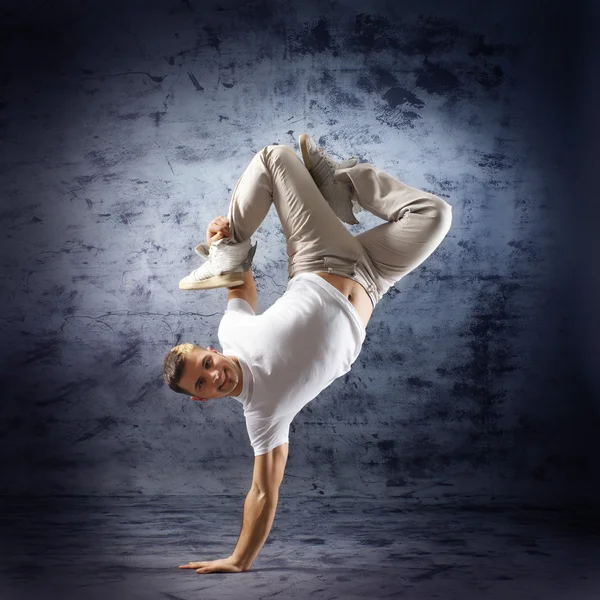 Een jong en fit danser in moderne kleren uitvoeren — Stockfoto