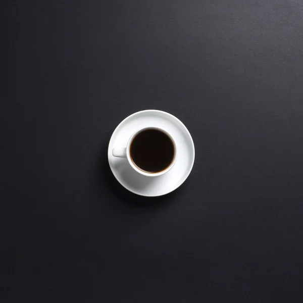 Taza de café sobre el fondo negro — Foto de Stock