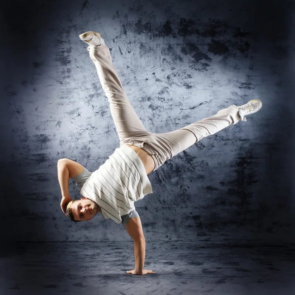 Um dançarino jovem e apto em roupas modernas realizando — Fotografia de Stock