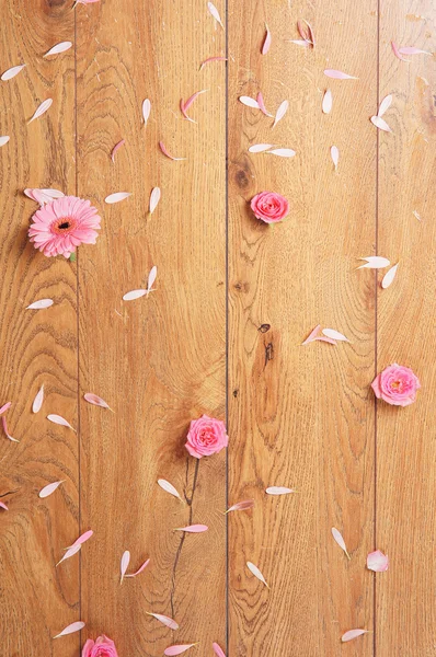 Holzboden und einige Blumen und Blütenblätter — Stockfoto