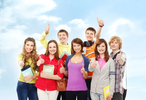 Grupo de adolescentes sonrientes permaneciendo juntos y mirando a Camer —  Fotos de Stock