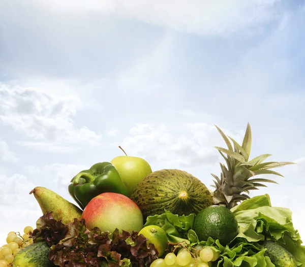 Halom friss és ízletes gyümölcsök és zöldségek elszigetelt fehér — Stock Fotó