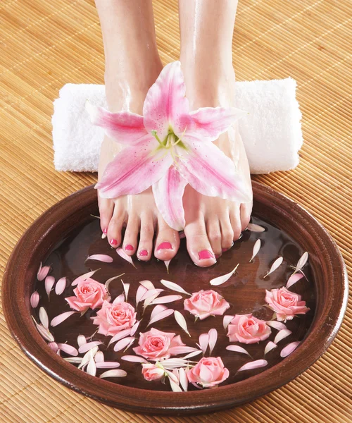 Fondo de spa con unas hermosas piernas y flores — Foto de Stock