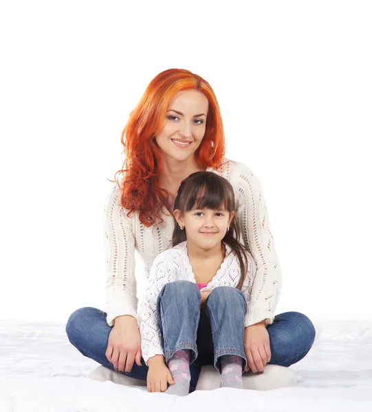 Una madre feliz y una hija joven sobre un fondo claro — Foto de Stock