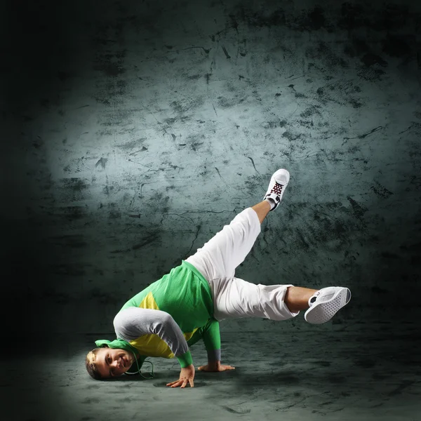 Mladý a fit tanečník v moderní oblečení, provádění — Stock fotografie