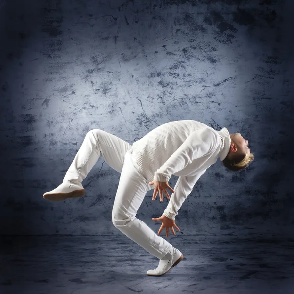 A young and fit dancer in modern clothes performing — Stock Photo, Image