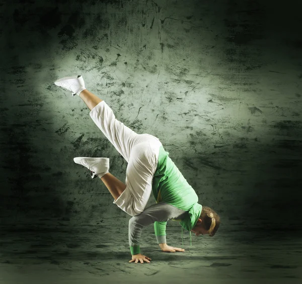 Un danseur jeune et en forme dans les vêtements modernes performant — Photo