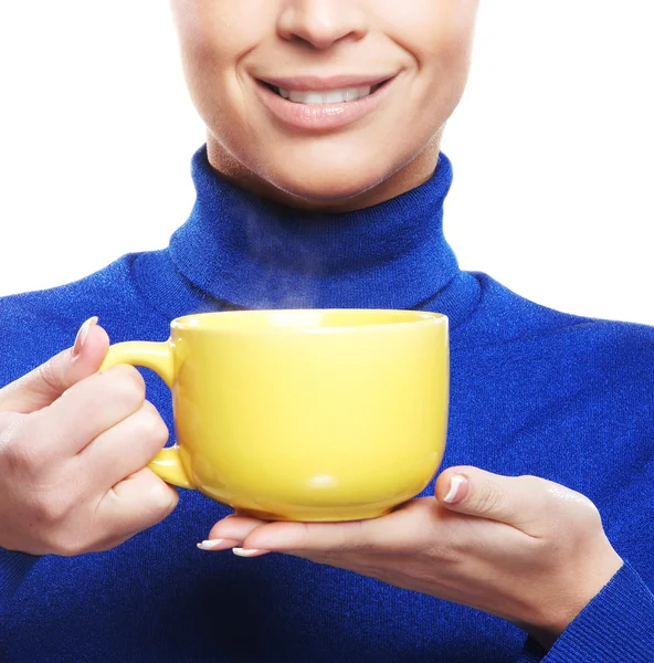 お茶のカップを持つ若い女 — ストック写真