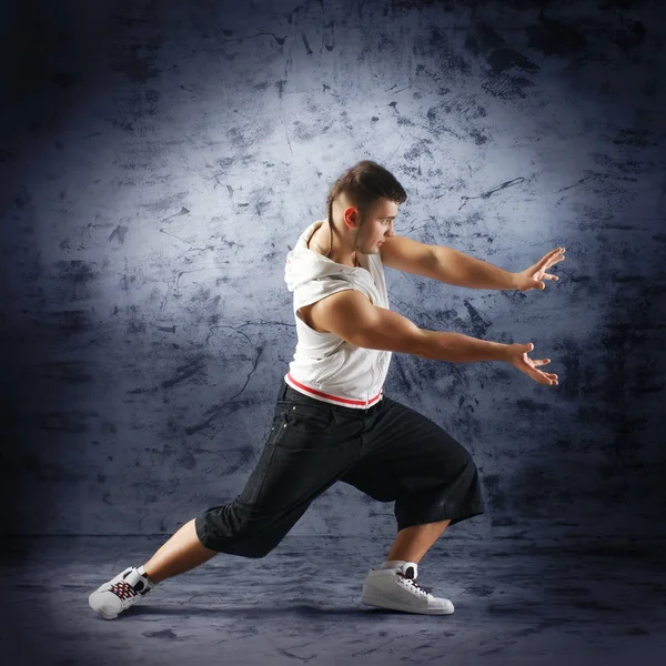 Una bailarina joven y en forma en la ropa moderna que realiza — Foto de Stock