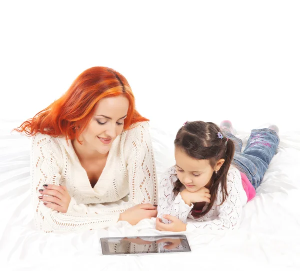 Mutlu bir anne ve genç kızı hafif bir arka plan üzerinde — Stok fotoğraf