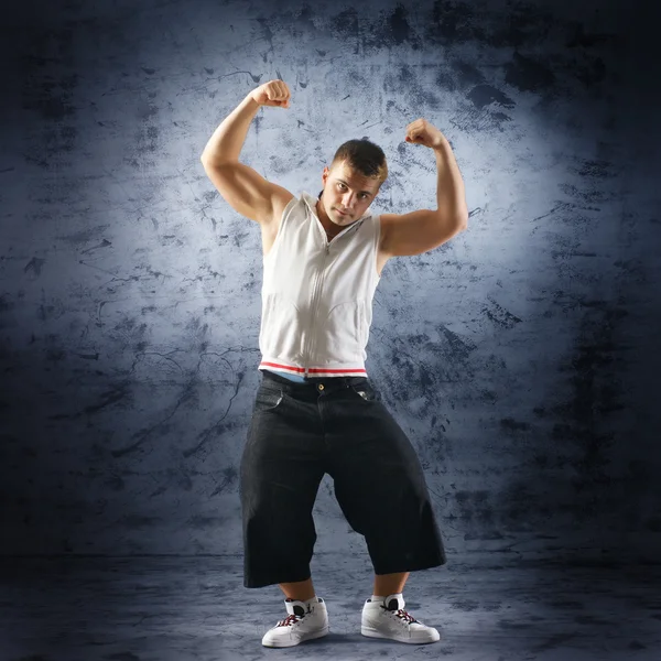 Eine junge und fitte Tänzerin in moderner Kleidung tritt auf — Stockfoto