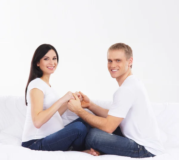 Junges attraktives Paar: Schwangere Mutter und glücklicher Vater — Stockfoto