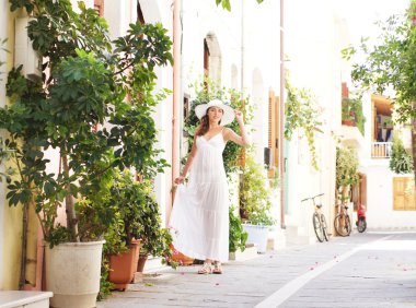 jonge en mooie dame lopend onderaan de oude straat