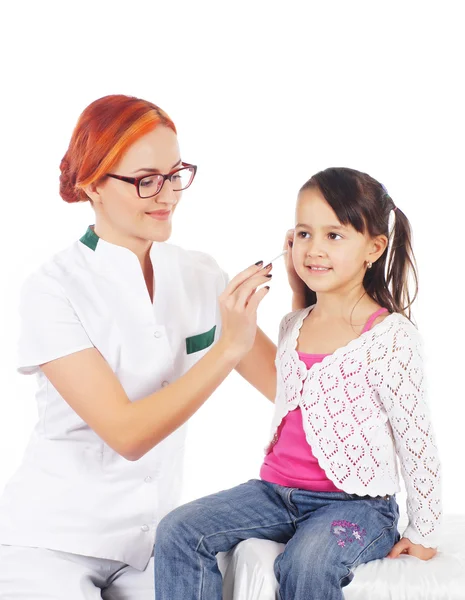 Ein junges Mädchen bei einer Zahnarztbehandlung auf weißem Hintergrund — Stockfoto