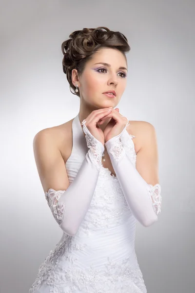Jonge en mooie bruid — Stockfoto