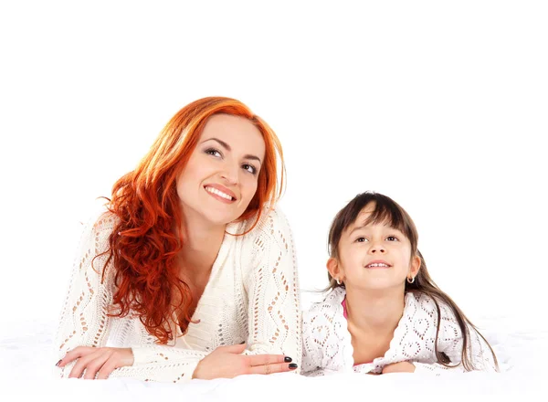 Una madre feliz y una hija joven sobre un fondo claro — Foto de Stock