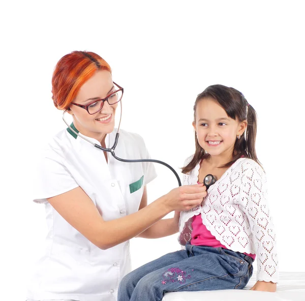 Ein junges Mädchen bei einer Zahnarztbehandlung auf weißem Hintergrund — Stockfoto