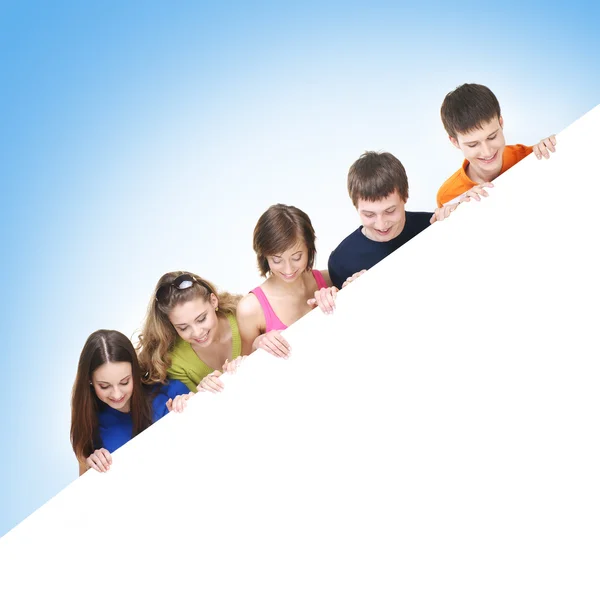 Gruppe von Jugendlichen mit einer riesigen, leeren, weißen Plakatwand — Stockfoto