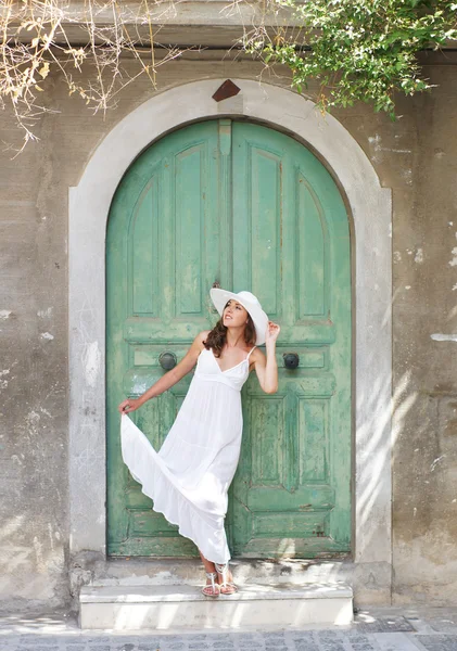 Joven y hermosa dama caminando por la antigua calle —  Fotos de Stock