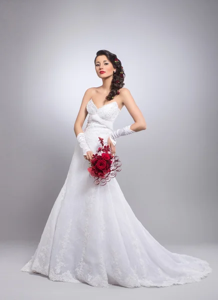 Junge und schöne Braut mit dem Blumenstrauß — Stockfoto