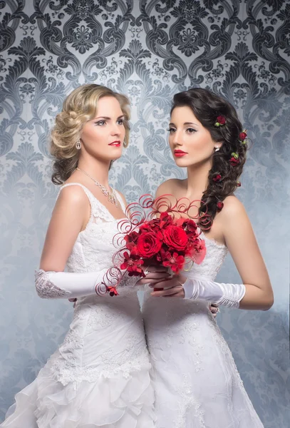 Fiatal, szép és érzelmi menyasszony a gyönyörű virágok o — Stock Fotó