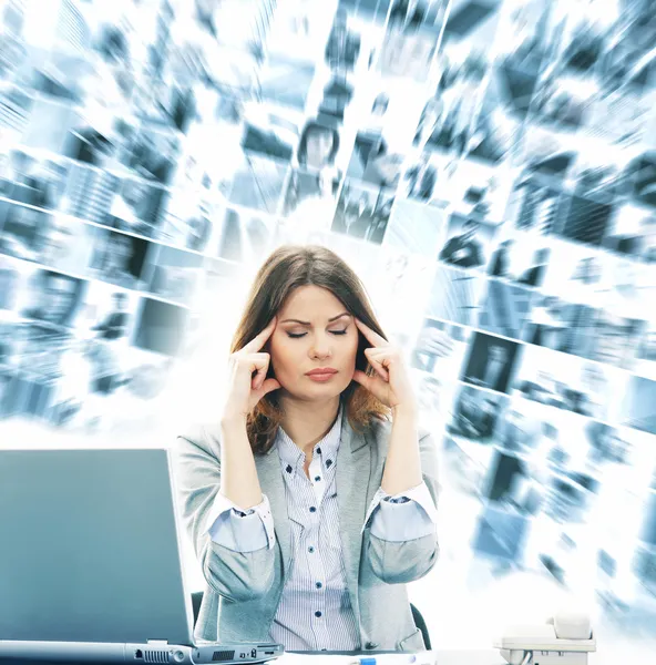 Geschäftsfrau im Büro isoliert auf weiß — Stockfoto