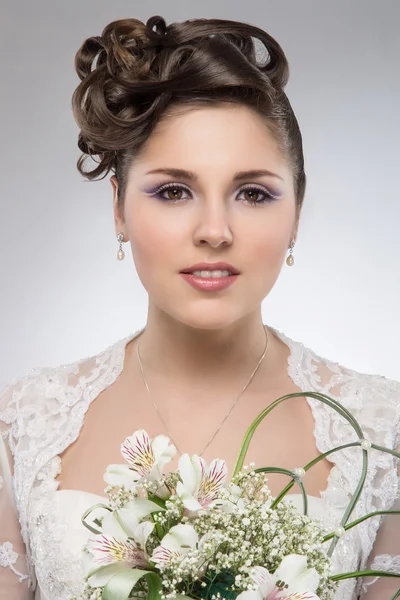 Молодая и красивая невеста — стоковое фото