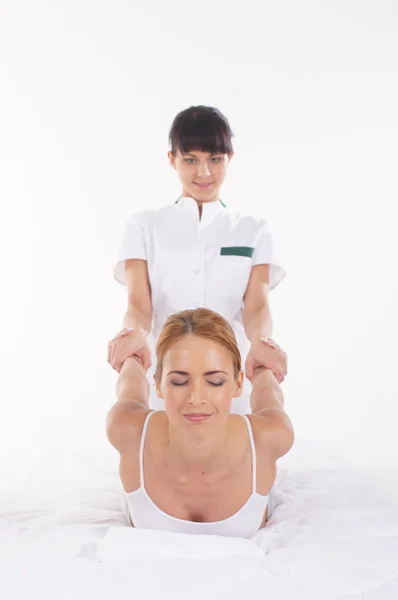 Rude młode kobiety na zabiegu masażu tajskiego — Zdjęcie stockowe