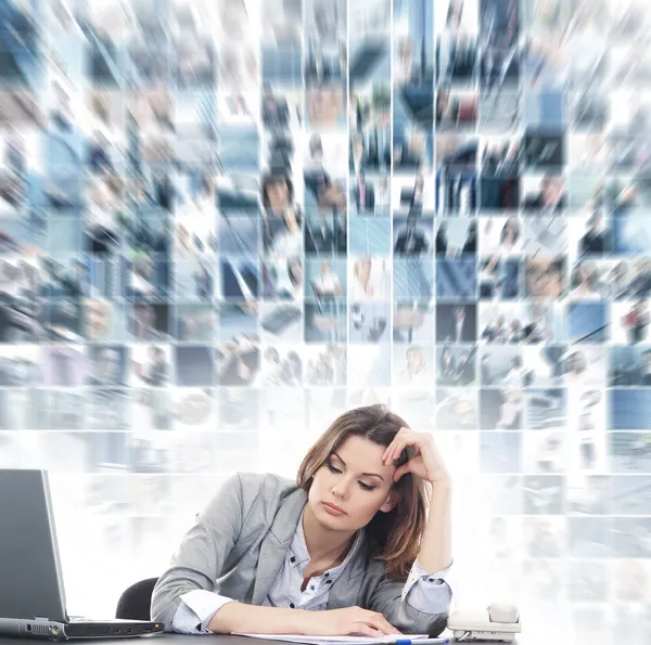 Triste femme d'affaires au bureau isolé sur blanc — Photo