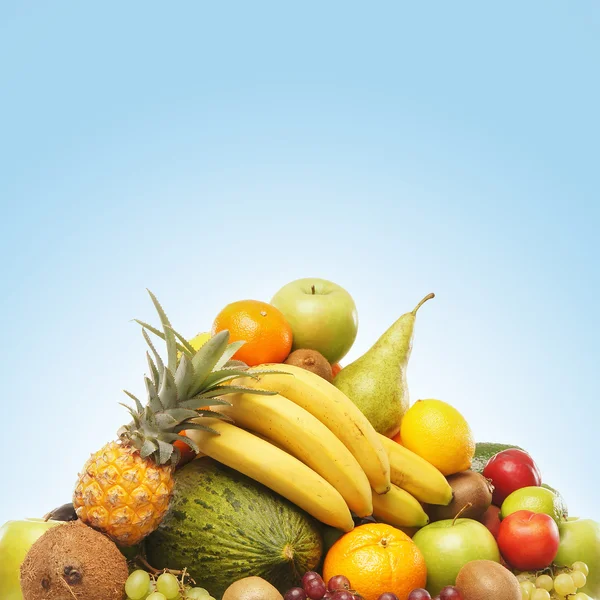 Pilha de diferentes frutas e legumes — Fotografia de Stock
