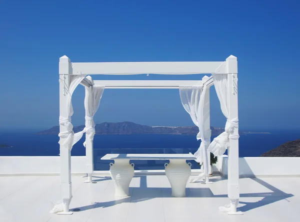 Schönes hochzeitszelt auf der insel santorini — Stockfoto