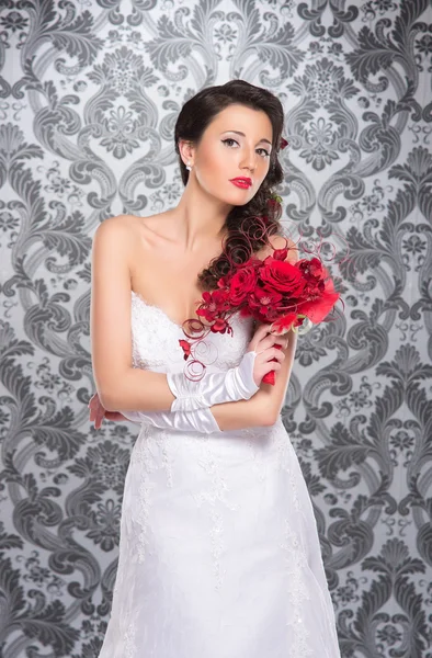 Young and beautiful bride standing with the flower bouquet — Stock Photo, Image