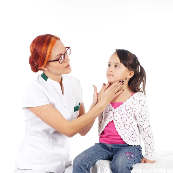 Ein junges Mädchen bei einer Zahnarztbehandlung auf weißem Hintergrund — Stockfoto