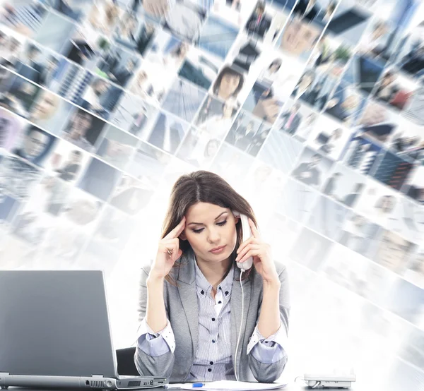 Trött affärskvinna i office isolerad på vit — Stockfoto