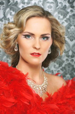 genç, güzel ve duygusal Kabare sanatçısı antika arka plan üzerinde