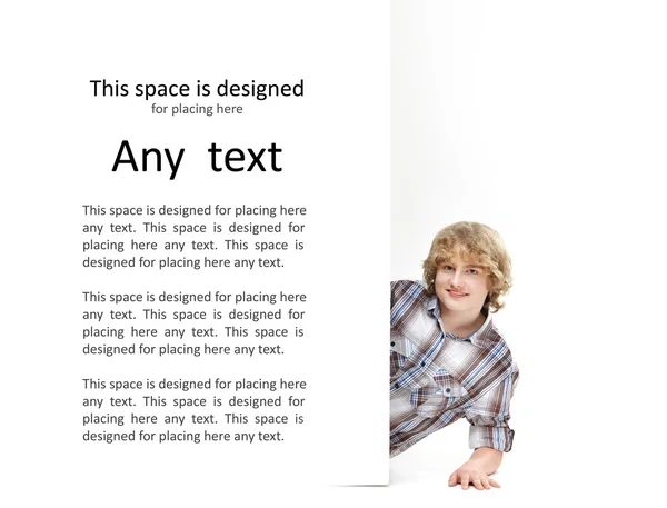 Rapaz com o cartaz em branco. Espaço perfeito para colocar qualquer texto . — Fotografia de Stock
