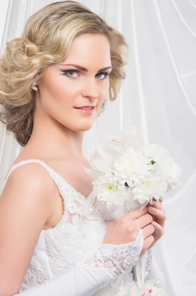 Jeune et belle mariée debout avec le bouquet de fleurs — Photo