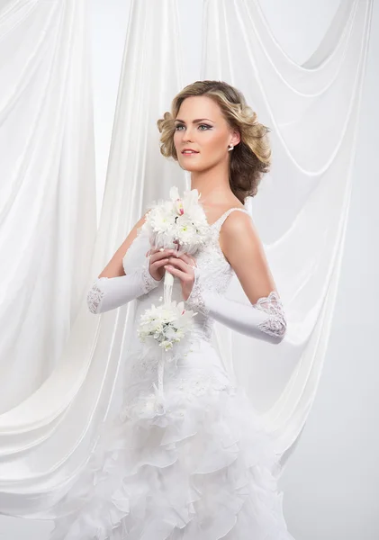 Молодая и красивая невеста, стоящая с цветочным букетом над — стоковое фото