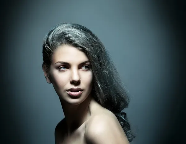 Retrato de belleza de una joven atractiva — Foto de Stock