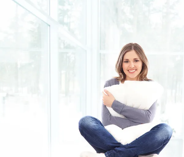 Jonge en mooie vrouw op de Bank — Stockfoto