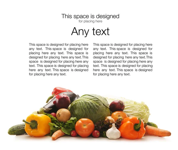 Hromada čerstvé a chutné ovoce a zeleniny, izolované na bílém — Stock fotografie