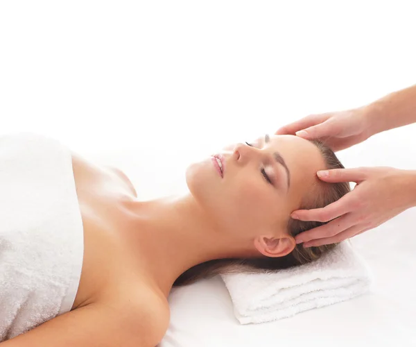 Joven atractiva mujer recibiendo tratamiento de masaje —  Fotos de Stock